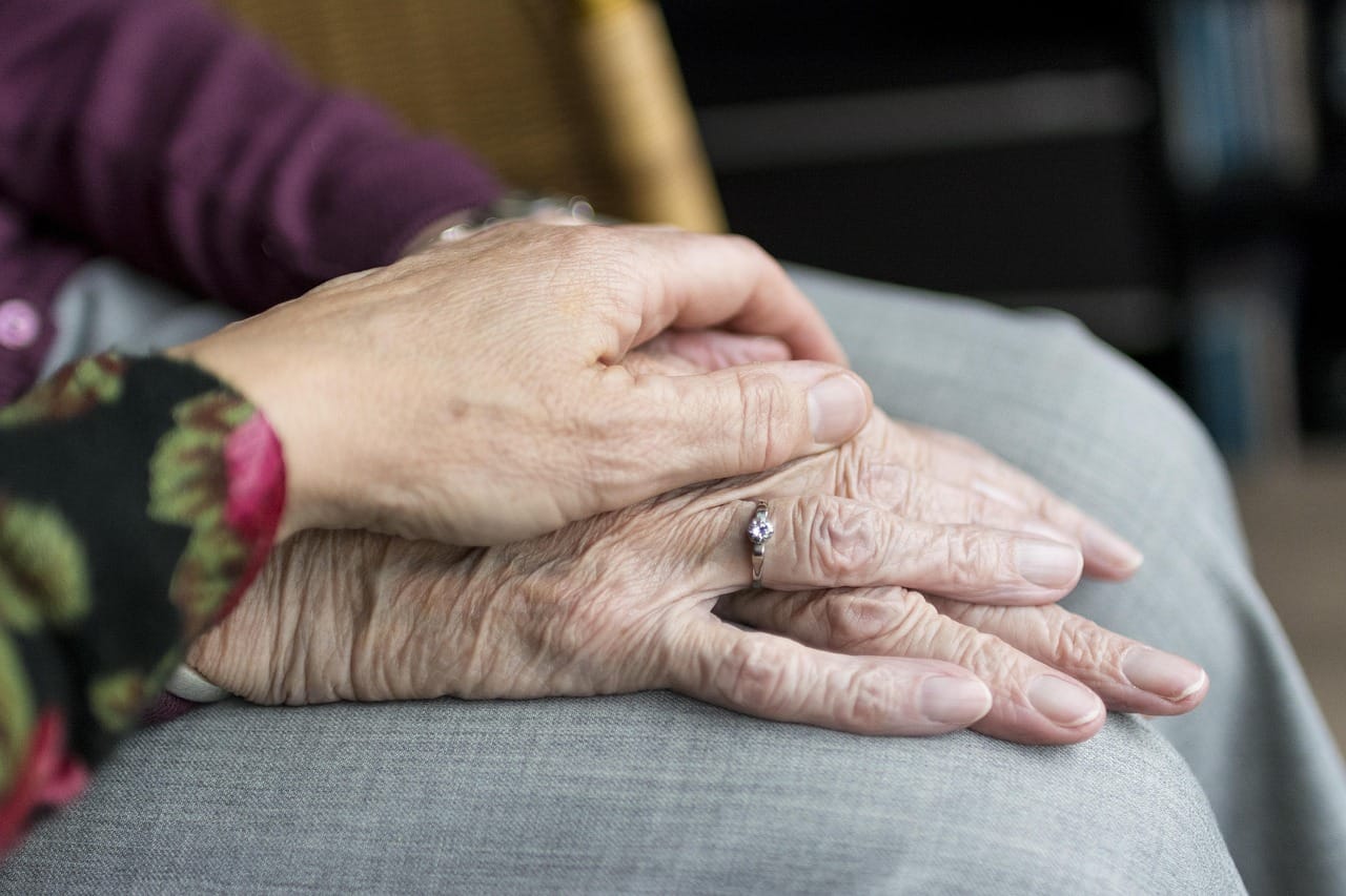 Mains personne &acirc;g&eacute;e bienveillance