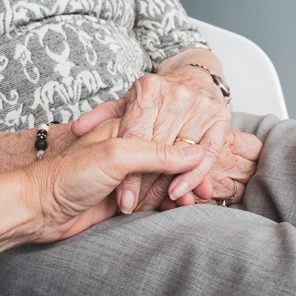 Mains personnes &acirc;g&eacute;es tenues par une main plus jeune